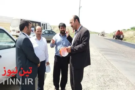 آغاز آسفالت ریزی محور اصلی شهر اصلاندوز به طرف شهرستان جلفا