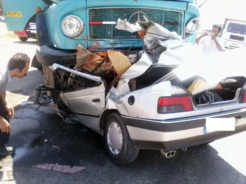 مرگ 6 عضو یک خانواده در برخورد سواری با کامیون