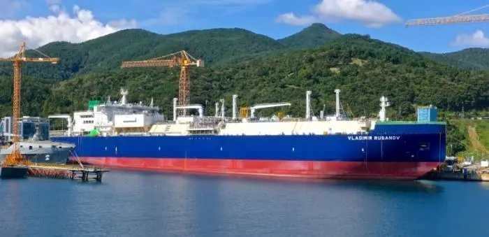 LNG carrier transports LNG to Asia through the Northern Sea Route
