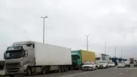 ترافیک کامیون‌ها در جاده منتهی به پتروشیمی اراک