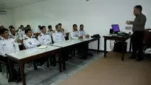 نیروهای یگان حفاظت بندر شهید رجایی آموزش اسلحه شناسی می بینند