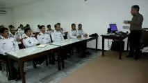 نیروهای یگان حفاظت بندر شهید رجایی آموزش اسلحه شناسی می بینند