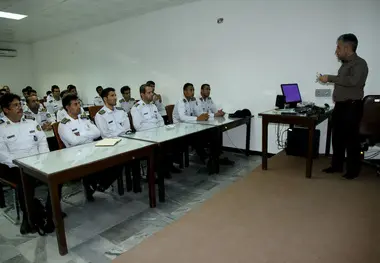 نیروهای یگان حفاظت بندر شهید رجایی آموزش اسلحه شناسی می بینند
