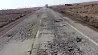 فیلم| جاده کوهپایه فنر کامیون در حال تردد را شکست