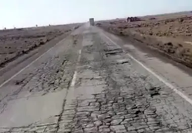فیلم| جاده کوهپایه فنر کامیون در حال تردد را شکست