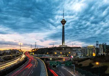 پرواز هواپیمای فوق سبک گرداگرد برج میلاد با خلبان خانم