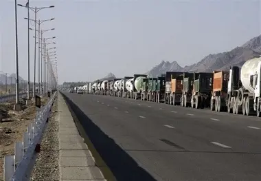 صف کیلومتری کامیون‌ها در پمپ گازوئیل تهران