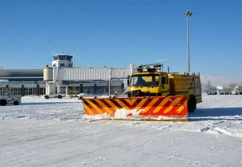 فرودگاه اردبیل اولین عملیات برف‌روبی سال 97 را انجام داد