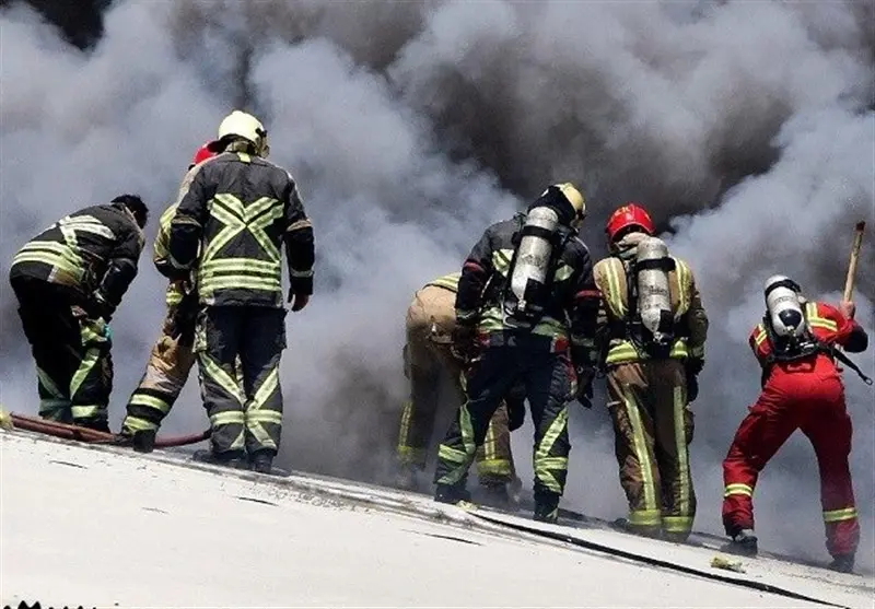 سوختگی آتش‌نشان در پی "انفجار شدید" در برج مسکونی