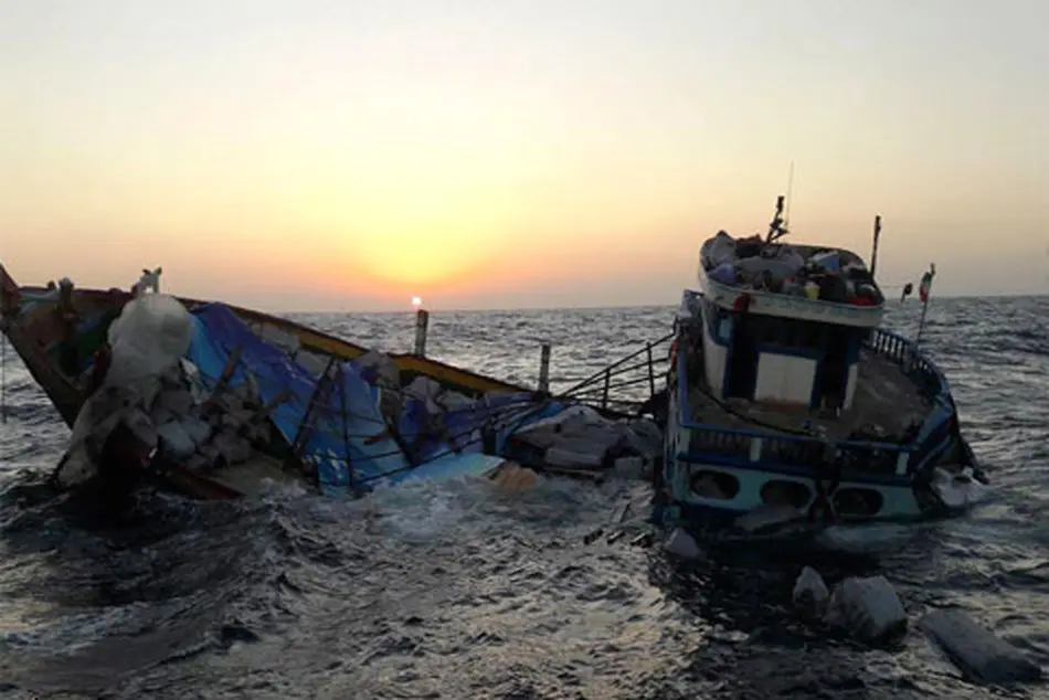 نجات هشت سرنشین لنج غرق شده در آبهای کیش