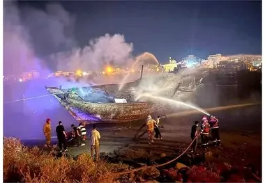 حریق شناور چوبی در کانال بندر گناوه مهار شد
