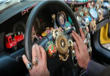 فیلم | موزه سیار در تاکسی سمند یک راننده خوش ذوق
