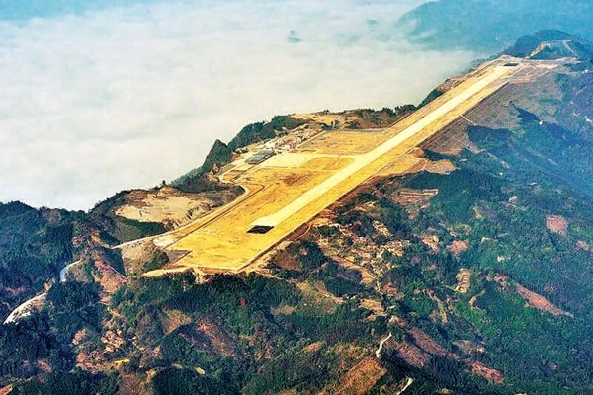 فیلم| ساخت فرودگاه بر روی قله کوه در کشور چین 