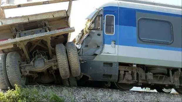فیلم | لحظه های نفس گیر تصادف قطار با تریلی و عابر پیاده