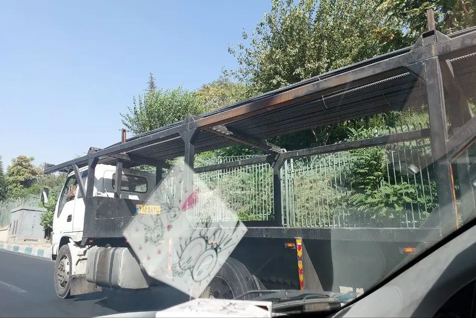حمل میلگرد بدون مهار در بزرگراه چمران/ جای خالی نظارت پلیس 