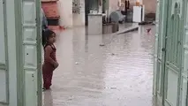  زنجیره انسانی مردم سیستان و بلوچستان برای کمک به سیل‌زدگان را ببینید
