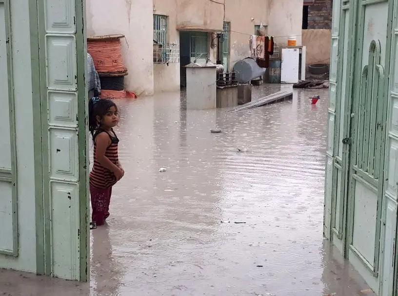  زنجیره انسانی مردم سیستان و بلوچستان برای کمک به سیل‌زدگان را ببینید