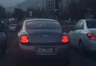 خودروی لوکس در خیابان های تهران / بنتلی با پلاک بین المللی در پارک وی