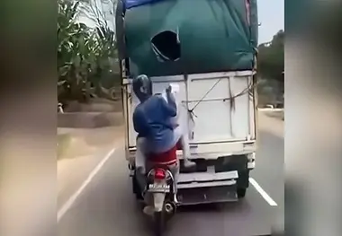 فیلم| سرقت بار راننده غریب