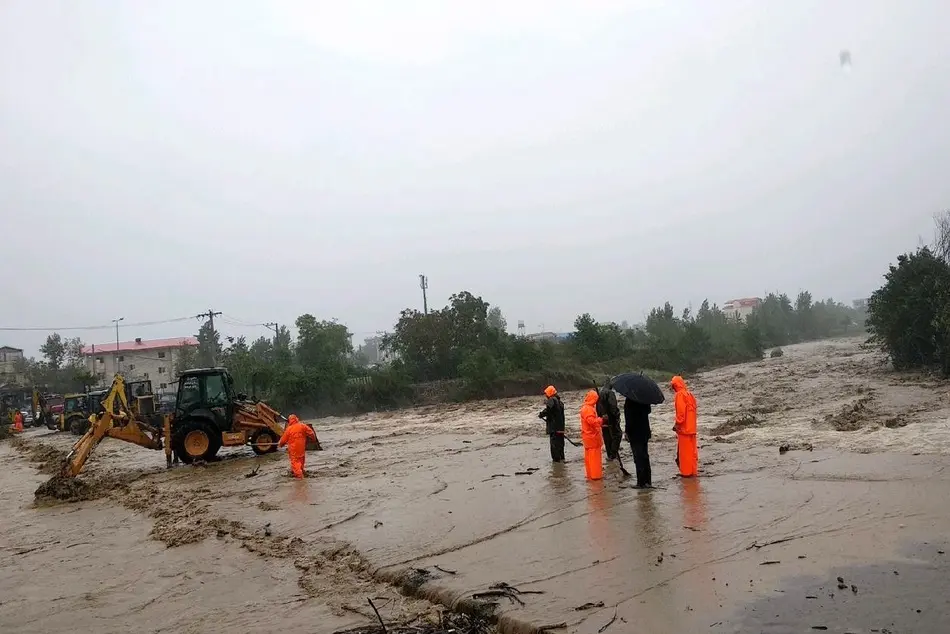 دو جاده اصلی گیلان همچنان مسدود است