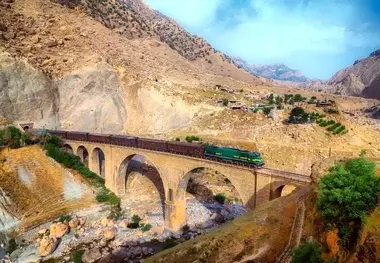 بارگیری و تخلیه بیش از ۲۳۳ هزار تن بار در راه آهن زاگرس