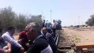 تحصن اعتراضیِ مهمانداران در ریل قطار خوزستان