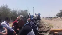 تحصن اعتراضیِ مهمانداران در ریل قطار خوزستان