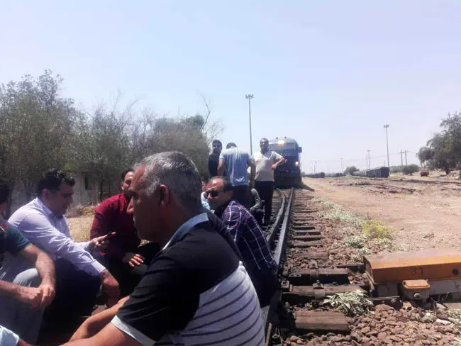 تحصن اعتراضیِ مهمانداران در ریل قطار خوزستان
