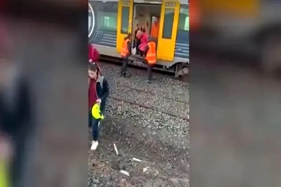 اعتصاب کارگران قطارهای نیوزلند/ مسافران از درهای قطار می‌ پریدند 