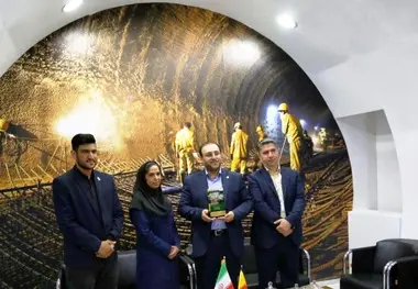 (فیلم) دریافت نشان برتر توسط غرفه شرکت راه‌آهن شهری تهران در نمایشگاه ریلی