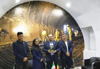 (فیلم) دریافت نشان برتر توسط غرفه شرکت راه‌آهن شهری تهران در نمایشگاه ریلی