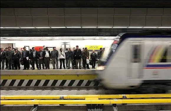 عدم توقف قطار در سه ایستگاه مترو به دلیل اتصالی سیستم برق
