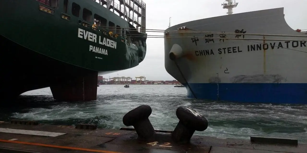 برخورد یک کشتی چینی با کشتی کانتینری در بندر کیوجونگ