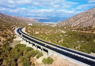 تصاویر اتوبان اصفهان شیراز در نوروز 1403؛ مناظر بهاری زیباترین آزادراه ایران
