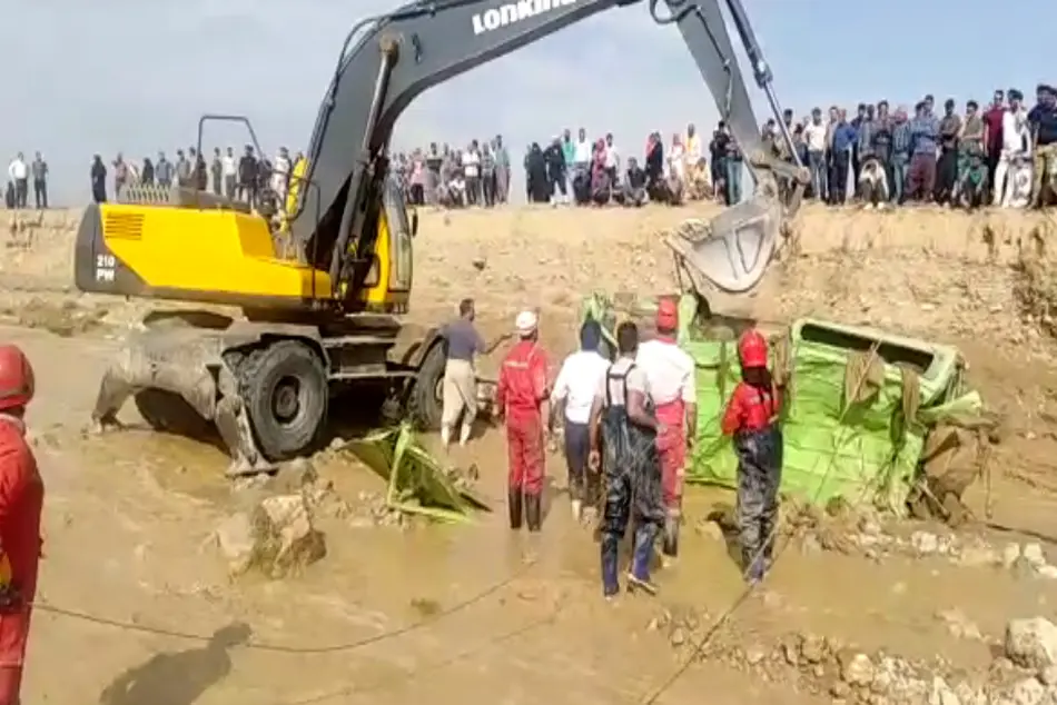 جست و جوی ۳مفقود حادثه واژگونی خودروی ون در سیلاب مشهد