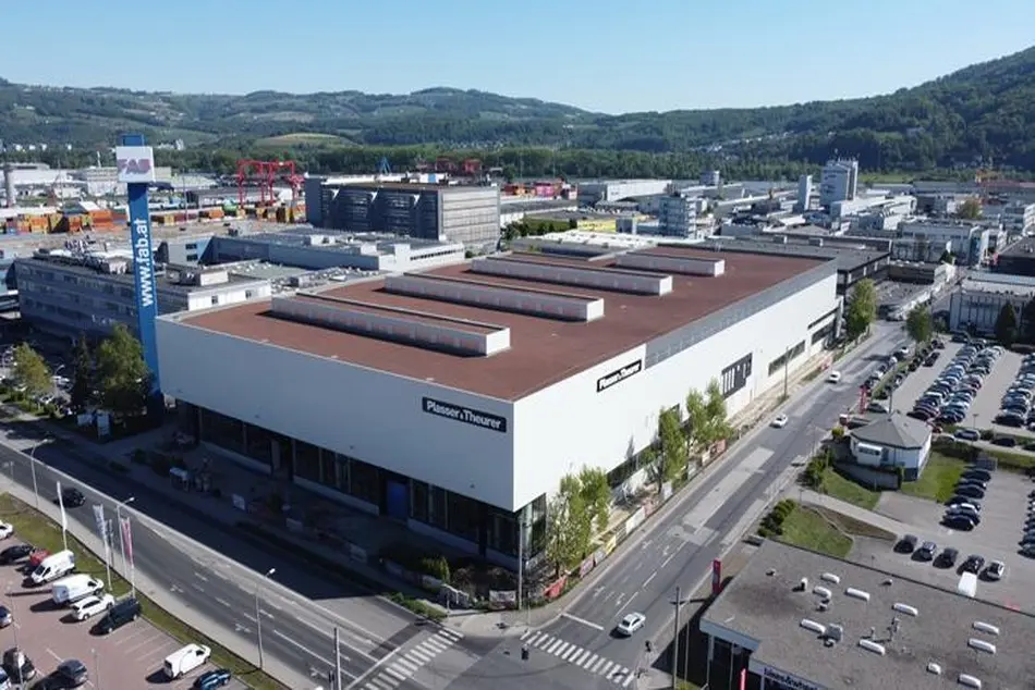 Plasser & Theurer opens Linz factory to assemble and commission track machines under one roof
