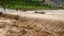 فیلم| باران راه ارتباطی روستاهای «معمولان» را قطع کرد