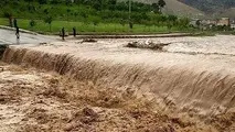 فیلم| باران راه ارتباطی روستاهای «معمولان» را قطع کرد