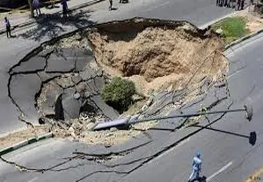 فرونشست زمین خودروی سواری را بلعید