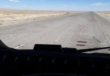 سه تصویر از جاده‌هایی که در نبود بودجه تخریب می‌شوند 