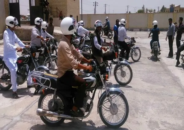 توزیع کلاه ایمنی رایگان به راکبین موتورسیکلت شهرستان سوادکوه و سوادکوه شمالی 