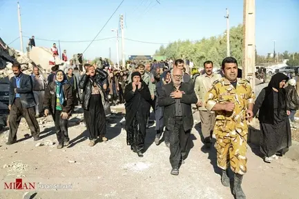بازماندگان زلزله برای قربانیان 