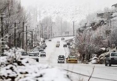 بارش برف و باران در محورهای چالوس و هراز/ ترافیک نیمه‌ سنگین در آزادراه کرج - قزوین