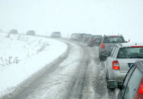 بارش برف در جاده کرج  چالوس؛ رانندگان احتیاط کنند