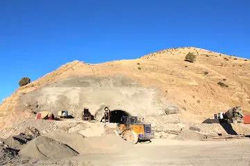حفاری تونل کیلومتر ۵ بزرگراه ایلام-مهران در مراحل پایانی است 