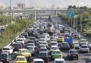 واژگونی یک دستگاه کامیون درآزاد راه کرج- قزوین ترافیک ایجاد کرد

