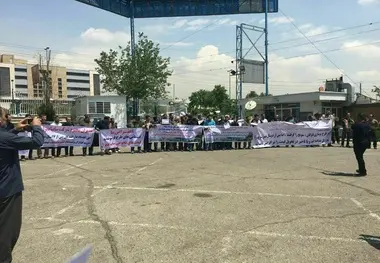 اعتراض رانندگان به عدم تحویل به موقع خودروها توسط سایپا دیزل+ عکس