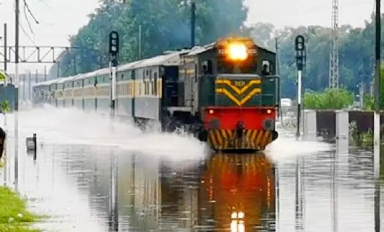سیل دودمان راه آهن پاکستان را به باد داد