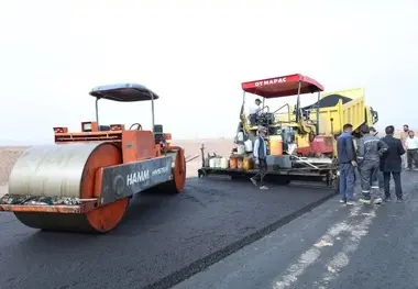تداوم عملیات روکش آسفالت ۱۰۶ کیلومتر از محور سیرجان_ شهربابک در کریدور تهران _بندرعباس 