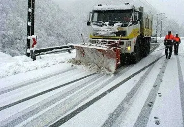 برف‌روبی و ریزش برداری عوامل راهداری در محورهای کرمانشاه 